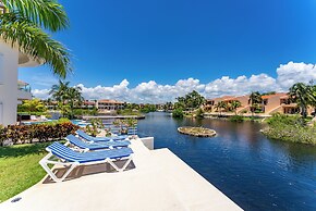Lagoon Front Infinity Pool Paddleboard And Fun Puerto Aventuras