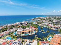 Lagoon Front Infinity Pool Paddleboard And Fun Puerto Aventuras