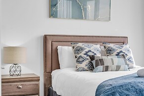 Prestige Suites - CN Tower