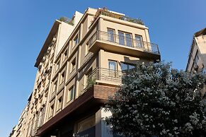 Dwell - Elegant City Stay