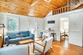 Walk to Beach: South Chatham Home