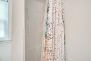 Walk to Beach: South Chatham Home