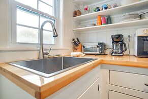 Walk to Beach: South Chatham Home