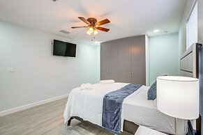 12 Mi to Dtwn Tampa: Vibrant Home w/ Outdoor Space