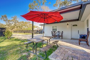 12 Mi to Dtwn Tampa: Vibrant Home w/ Outdoor Space