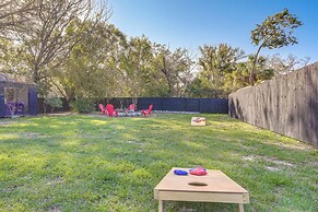 12 Mi to Dtwn Tampa: Vibrant Home w/ Outdoor Space