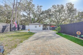 12 Mi to Dtwn Tampa: Vibrant Home w/ Outdoor Space