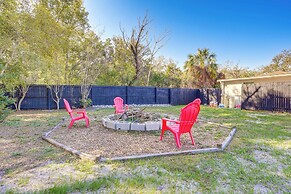 12 Mi to Dtwn Tampa: Vibrant Home w/ Outdoor Space