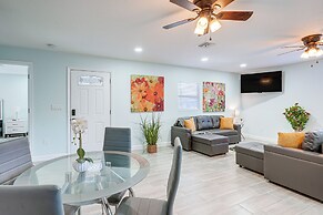 12 Mi to Dtwn Tampa: Vibrant Home w/ Outdoor Space