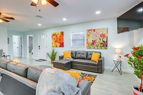 12 Mi to Dtwn Tampa: Vibrant Home w/ Outdoor Space