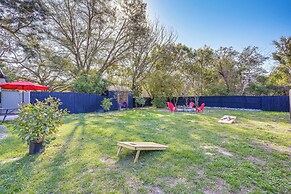 12 Mi to Dtwn Tampa: Vibrant Home w/ Outdoor Space