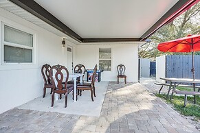 12 Mi to Dtwn Tampa: Vibrant Home w/ Outdoor Space