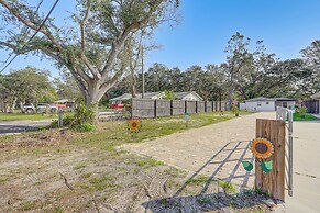 12 Mi to Dtwn Tampa: Vibrant Home w/ Outdoor Space