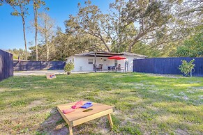 12 Mi to Dtwn Tampa: Vibrant Home w/ Outdoor Space