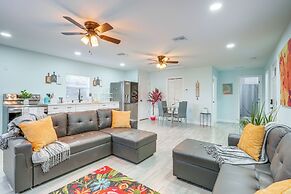 12 Mi to Dtwn Tampa: Vibrant Home w/ Outdoor Space