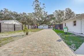 12 Mi to Dtwn Tampa: Vibrant Home w/ Outdoor Space