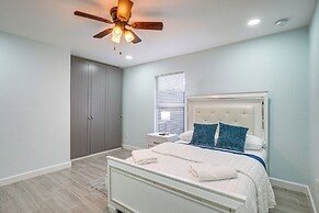 12 Mi to Dtwn Tampa: Vibrant Home w/ Outdoor Space