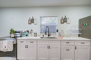 12 Mi to Dtwn Tampa: Vibrant Home w/ Outdoor Space