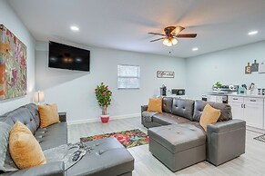 12 Mi to Dtwn Tampa: Vibrant Home w/ Outdoor Space