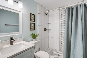 12 Mi to Dtwn Tampa: Vibrant Home w/ Outdoor Space