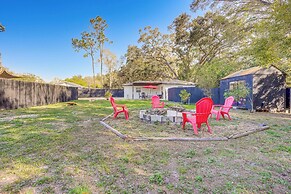 12 Mi to Dtwn Tampa: Vibrant Home w/ Outdoor Space