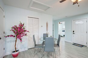 12 Mi to Dtwn Tampa: Vibrant Home w/ Outdoor Space