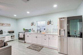 12 Mi to Dtwn Tampa: Vibrant Home w/ Outdoor Space