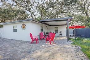12 Mi to Dtwn Tampa: Vibrant Home w/ Outdoor Space