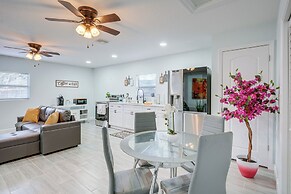 12 Mi to Dtwn Tampa: Vibrant Home w/ Outdoor Space