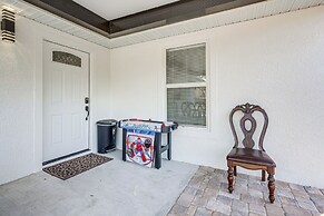 12 Mi to Dtwn Tampa: Vibrant Home w/ Outdoor Space