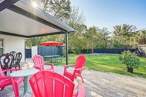 12 Mi to Dtwn Tampa: Vibrant Home w/ Outdoor Space