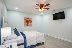 12 Mi to Dtwn Tampa: Vibrant Home w/ Outdoor Space