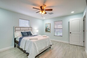 12 Mi to Dtwn Tampa: Vibrant Home w/ Outdoor Space