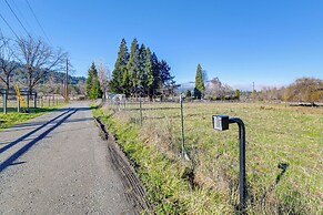 Nature Lovers Getaway in Rural Grants Pass