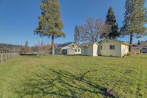 Nature Lovers Getaway in Rural Grants Pass