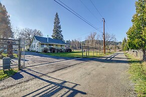 Nature Lovers Getaway in Rural Grants Pass