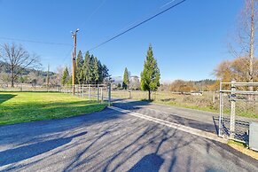 Nature Lovers Getaway in Rural Grants Pass