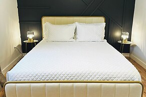 14 Mi to Dallas: Irving Escape w/ Patio & Fire Pit