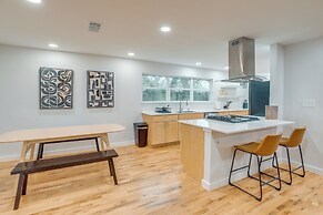 14 Mi to Dallas: Irving Escape w/ Patio & Fire Pit