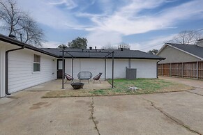 14 Mi to Dallas: Irving Escape w/ Patio & Fire Pit