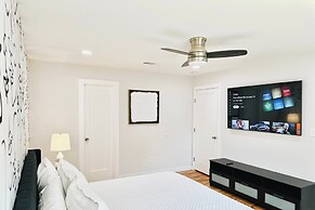 14 Mi to Dallas: Irving Escape w/ Patio & Fire Pit