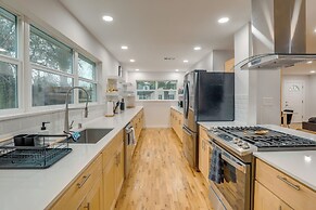 14 Mi to Dallas: Irving Escape w/ Patio & Fire Pit