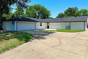 14 Mi to Dallas: Irving Escape w/ Patio & Fire Pit