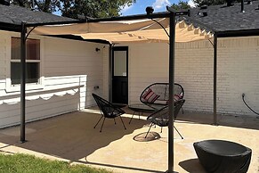 14 Mi to Dallas: Irving Escape w/ Patio & Fire Pit