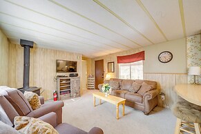 Near Hiking Trails: Tranquil Cabin in Munds Park!