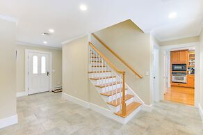 16 Mi to Boston: Home w/ Deck in Weymouth