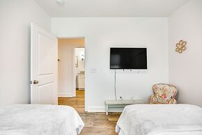 Walk to Beach: Cottage w/ Yard in Kure Beach!