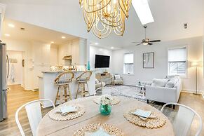 Walk to Beach: Cottage w/ Yard in Kure Beach!