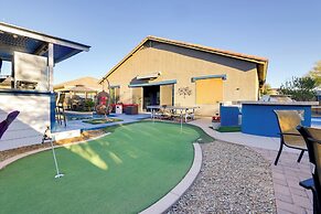 Putting Green & Hot Tub: Goodyear Retreat!