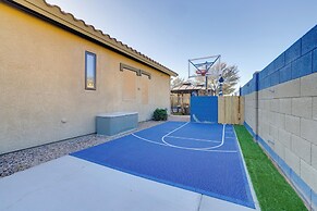 Putting Green & Hot Tub: Goodyear Retreat!